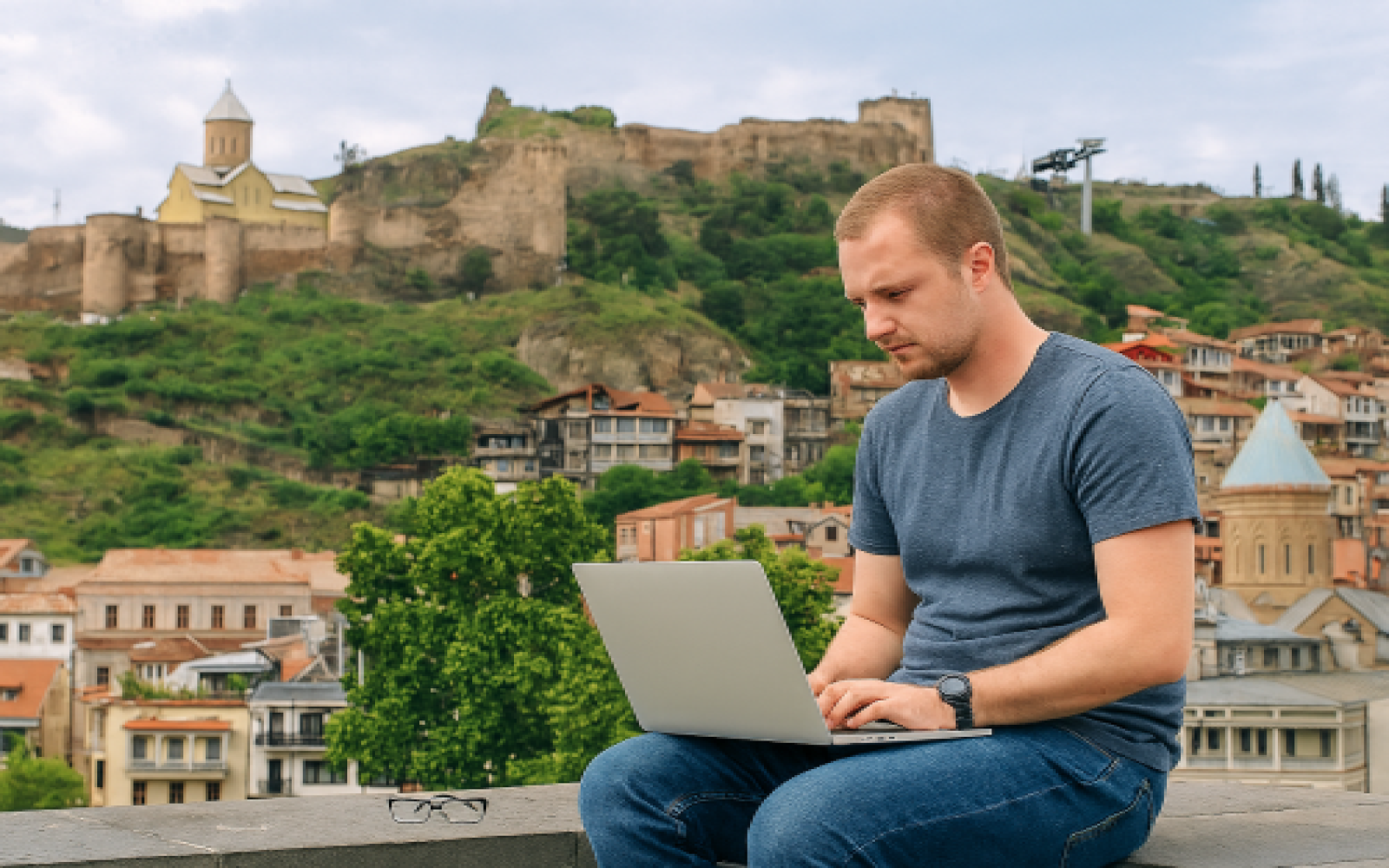 راهنمای کامل ویزای دیجیتال نومد گرجستان 2026 | مجوز کار اجباری، مدارک، اشتباهات مرگبار و شهرهای برتر